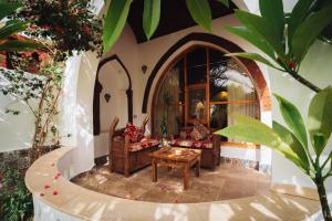 a living room with a couch and a table at Villa Kemet in Jazīrat al ‘Awwāmīyah