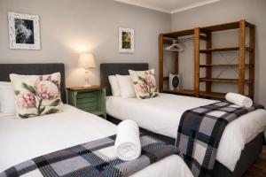 two twin beds in a room with at Die Fijnbos in Glentana
