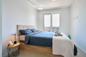 a bedroom with a blue bed and a window at Sun&Fun Villa in Vinarós +25 photos