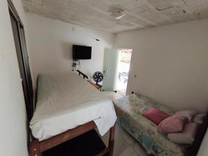 a small bedroom with a bed and a couch at sitiolosbragas in Caetanópolis