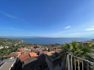 a view of a town with the ocean in the background at Casa vacanze joppolo in Ioppolo