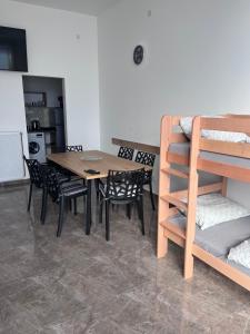 a dining room with a table and chairs and a bunk bed at Hostel N&N in Kula