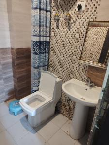 a bathroom with a toilet and a sink at guest house honey haldwani in Haldwāni
