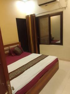 a bedroom with a bed in a room at guest house honey haldwani in Haldwāni