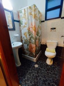 ein Badezimmer mit Toilette und Duschvorhang in der Unterkunft WHITE CASTLE Studios in Lefkos Karpathos