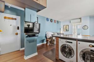 a kitchen with a washer and dryer in a room at Spa Creek Condo Pool Deck & Parking in Annapolis