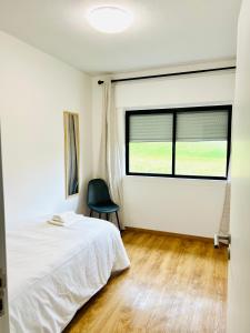 a bedroom with a bed and a window at Casa Basáltico in Horta