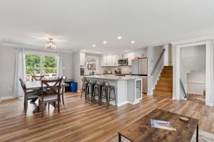 an open kitchen and living room with a table and chairs at Renovated 3BR Near Sandy Point Beach in Annapolis