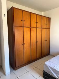 a bedroom with wooden cabinets and a bed at Prédio Solar da Serra in Parauapebas