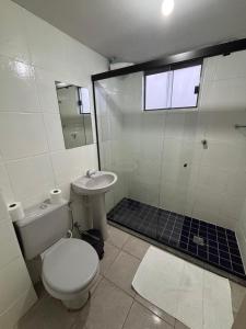 a bathroom with a toilet and a sink at Pousada Rubbi Violeta in Alto Paraíso de Goiás +26 photos