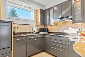 a kitchen with stainless steel cabinets and a window at Spa Creek Waterfront Pool & Parking in Annapolis