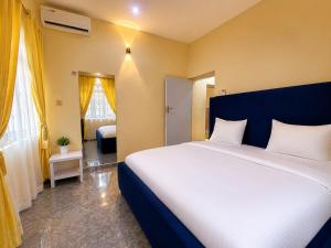 a bedroom with a large bed in a room at IMSMART Luxury Apartment in Uyo