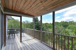 a screened in porch with a table and chairs on it at Wingaerchic in Gloucester