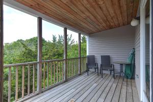 a screened porch with a table and chairs on it at Wingaerchic in Gloucester