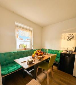 a living room with a green couch and a table at Ferienwohnung TALISA in Günzburg