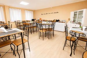 a restaurant with tables and chairs in a room at Gru Inn Hotel in Guarulhos