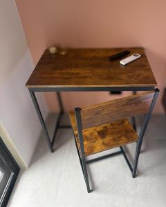 a small wooden table with a remote control on it at Hotel Oasis AYA FE in San Isidro de El General
