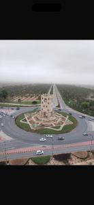 Luftaufnahme einer Autobahn mit Brücke in der Unterkunft Private flats in Salalah