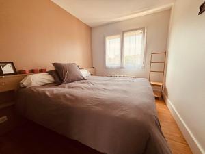 a bedroom with a bed and a window at Belle maison hyper centrale 3 chambres in Lagord