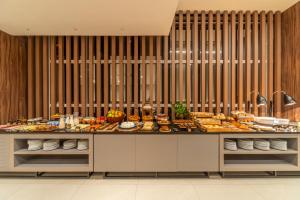 a buffet with a lot of food on a table at Hotel Laghetto Moinhos in Porto Alegre