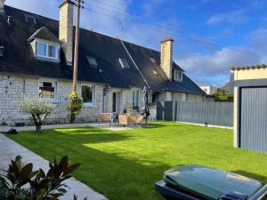 a garden with a lawn in front of a house at Chambre privée proche centre ville in Caen