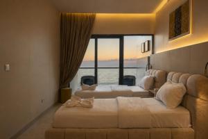 a hotel room with two beds and a couch at شقق برج داماك جدة Damac Jeddah in Jeddah