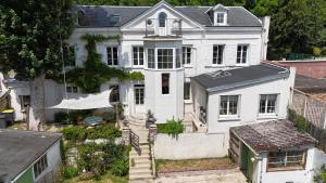 an aerial view of a large white house at Bienvenue au 24 in Le Havre
