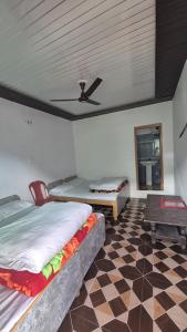 Rúm í herbergi á Hotel astha
