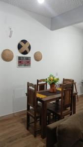 a dining room with a table and chairs at Espaço MV Family in Prado