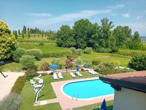 an overhead view of a swimming pool in a yard at Agriturismo Ca' Castellani in Bardolino
