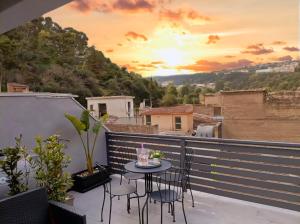 a patio with a table and chairs on a balcony at Tirella Home in Modica