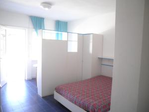 カポリーヴェリにあるElba Residenceの小さなベッドルーム(ベッド1台付)