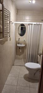a bathroom with a toilet and a sink at Przy rynku in Olecko