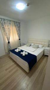 a bedroom with a large bed with towels on it at orhan pansiyon in Çeşme