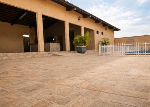 a building with two potted plants in front of it at Recanto sonho meu in Trindade