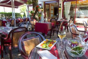 Un restaurant sau alt loc unde se poate mânca la Auberge de la Terrasse