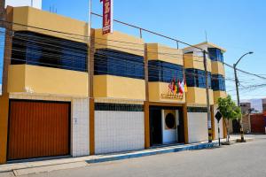 a building on the corner of a street at Villa Fernanda Hotel in Tacna