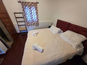 a bedroom with a bed with two towels on it at Descanso de la Furia in San Carlos