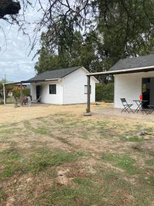 a white house with a picnic table in a yard at Refugio para 2 in Santa Cruz