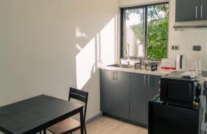 a kitchen with a table and a kitchen with a microwave at Refugio para 2 in Santa Cruz
