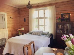 a bedroom with a bed in a room with a window at Kolin Mattila B&B in Kolinkylä
