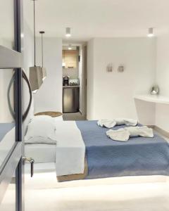 ein weißes Zimmer mit einem Bett und einer Küche in der Unterkunft Blue Era Apartments in Batsi + 24 Fotos