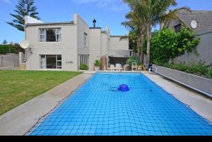 a swimming pool in the backyard of a house at Skulpie in Cape Town