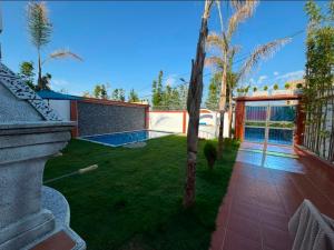 a house with a yard with a tennis court at villa la perle in Asilah