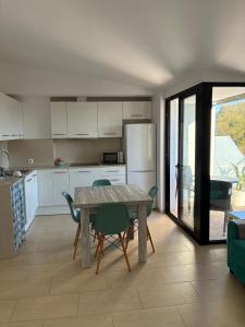 a kitchen and dining room with a table and chairs at Apartamento Sa Perdiu 16 in Son Carrio
