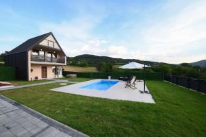 a house with a backyard with a swimming pool at Koala Resort in Raška
