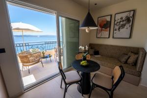a living room with a couch and a table with chairs at Apartments Villa Medic in Brela