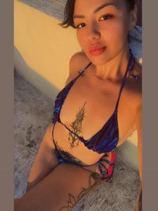 Eine Frau in einem blauen Bikini sitzt auf dem Boden. in der Unterkunft Torleiv in Oslo