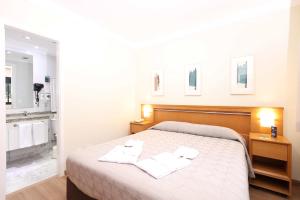 a bedroom with a bed with two towels on it at Transamerica Paradise Garden in São Paulo