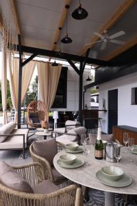 ein Wohnzimmer mit Tisch, Stühlen und Sofa in der Unterkunft Glamping L tiny , 2Ferienhäuser mit stillvolles Design und hohem Komfort Sauna Hot Tub in Platten